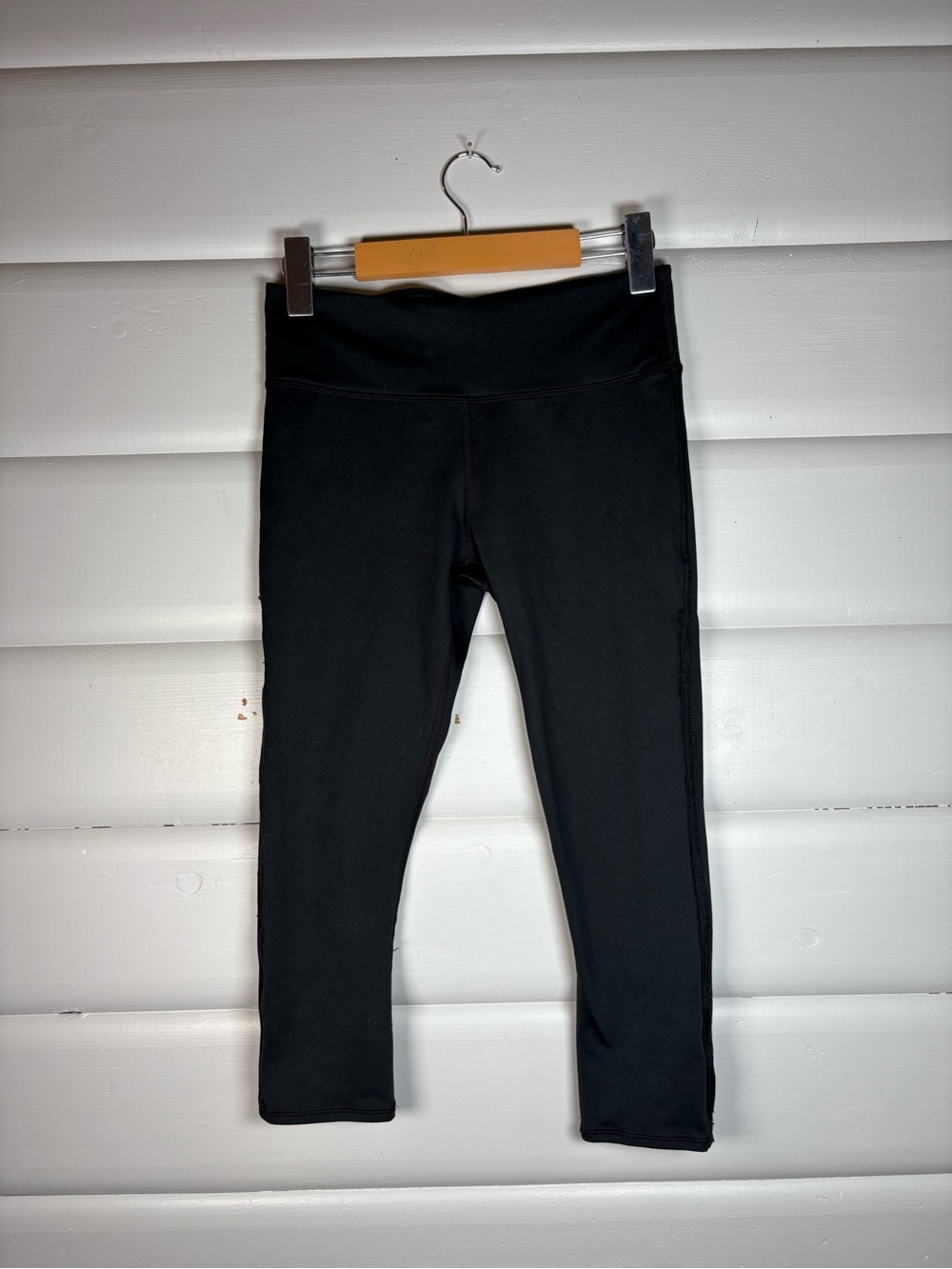 Fabletics Black Cropped Capri Leggings Side Slit Athletic Yoga XS